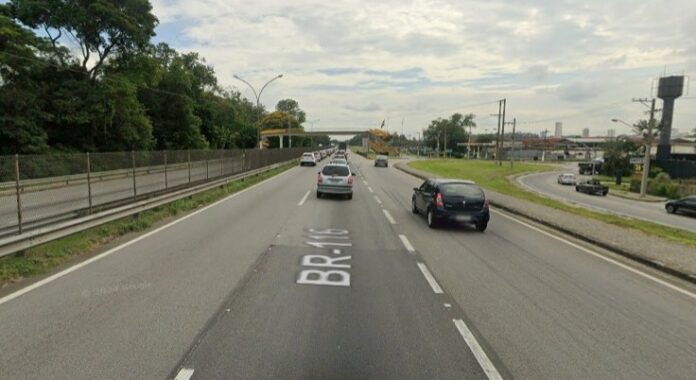 Engavetamento entre três caminhões gera trânsito na Dutra