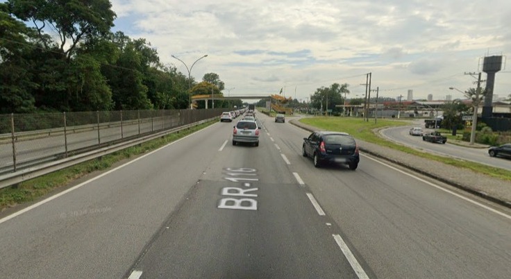 Engavetamento entre três caminhões gera trânsito na Dutra