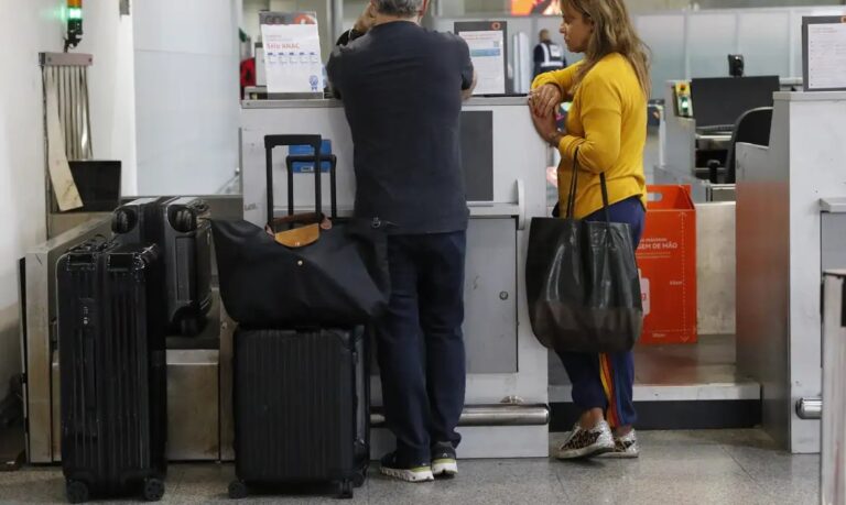Aposentados poderão comprar passagem aérea por até R$ 200; conheça os critérios