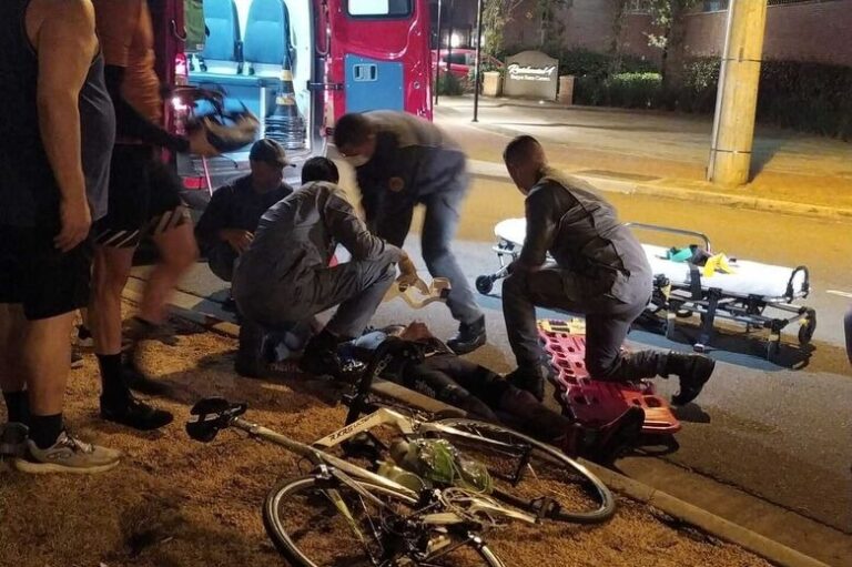 Colisão frontal entre duas bicicletas deixa homem ferido