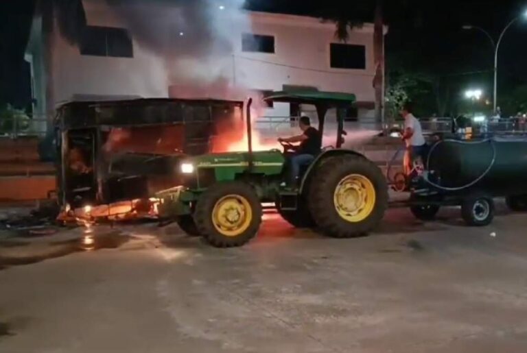 Caminhão de feirante na praça central de Santo Antônio do Aracanguá