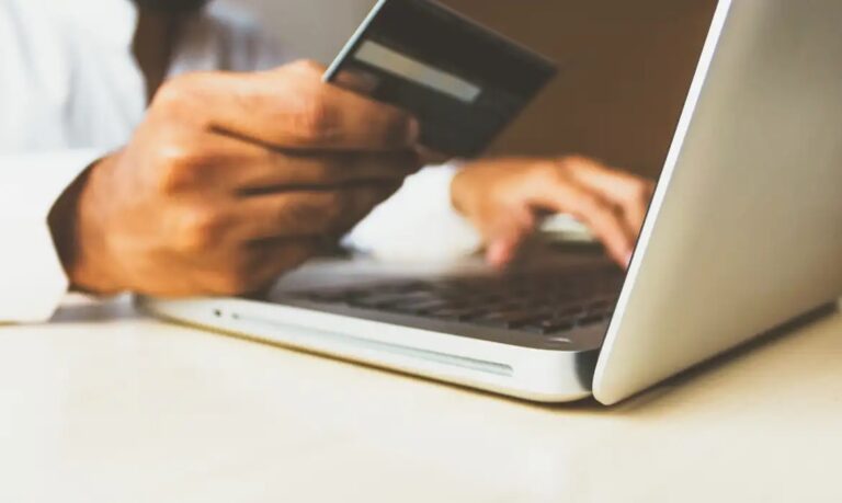 Juros do cartão de crédito sobem e atingem 429,5% ao ano