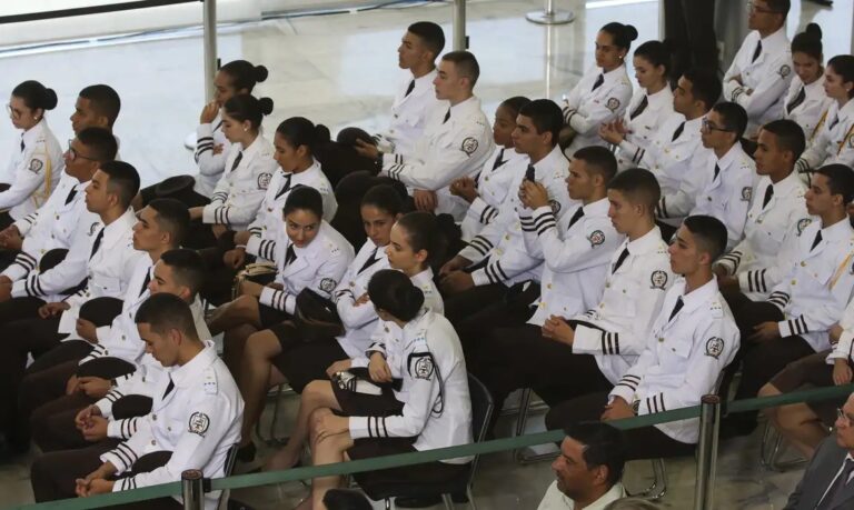 Câmara vai discutir escola cívico-militar em agosto