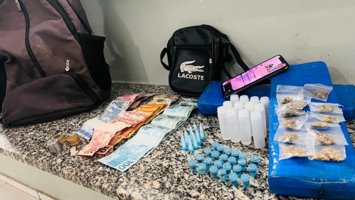 Entorpecentes estavam escondidos em uma mochila em frente a um comércio no bairro Parque Nossa Senhora das Dores, em Limeira.