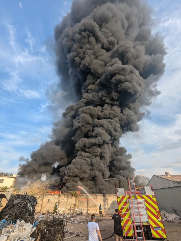 Incêndio destrói empresa de reciclagem em Bragança Paulista