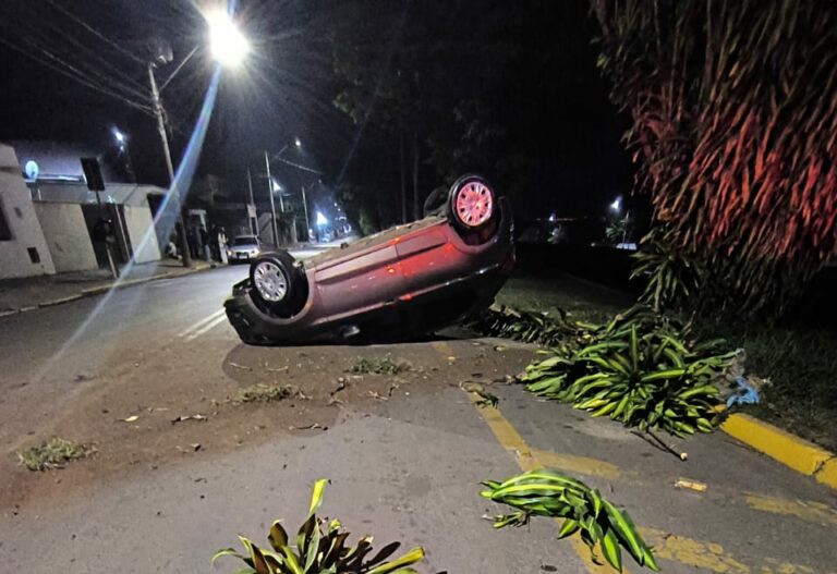 Motorista capota carro ao ter veículo atingido por condutor embriagado