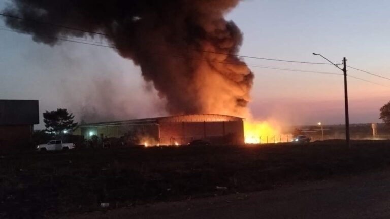 Incêndio em empresa de reciclagem causa danos em distrito industrial de Araçatuba