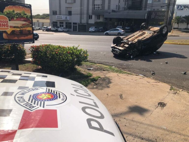 Homem fica ferido após capotar carro na avenida Brasília