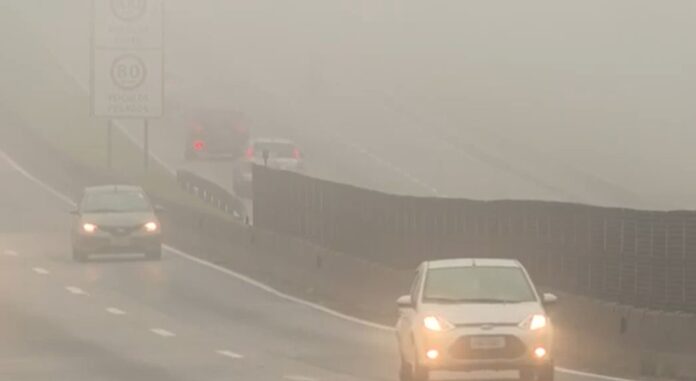 Neblina aumenta chance de acidentes de trânsito; veja cuidados