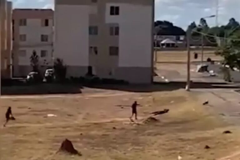 Adolescente de 17 anos é suspeito de atirar contra o pai para defender mãe de violência