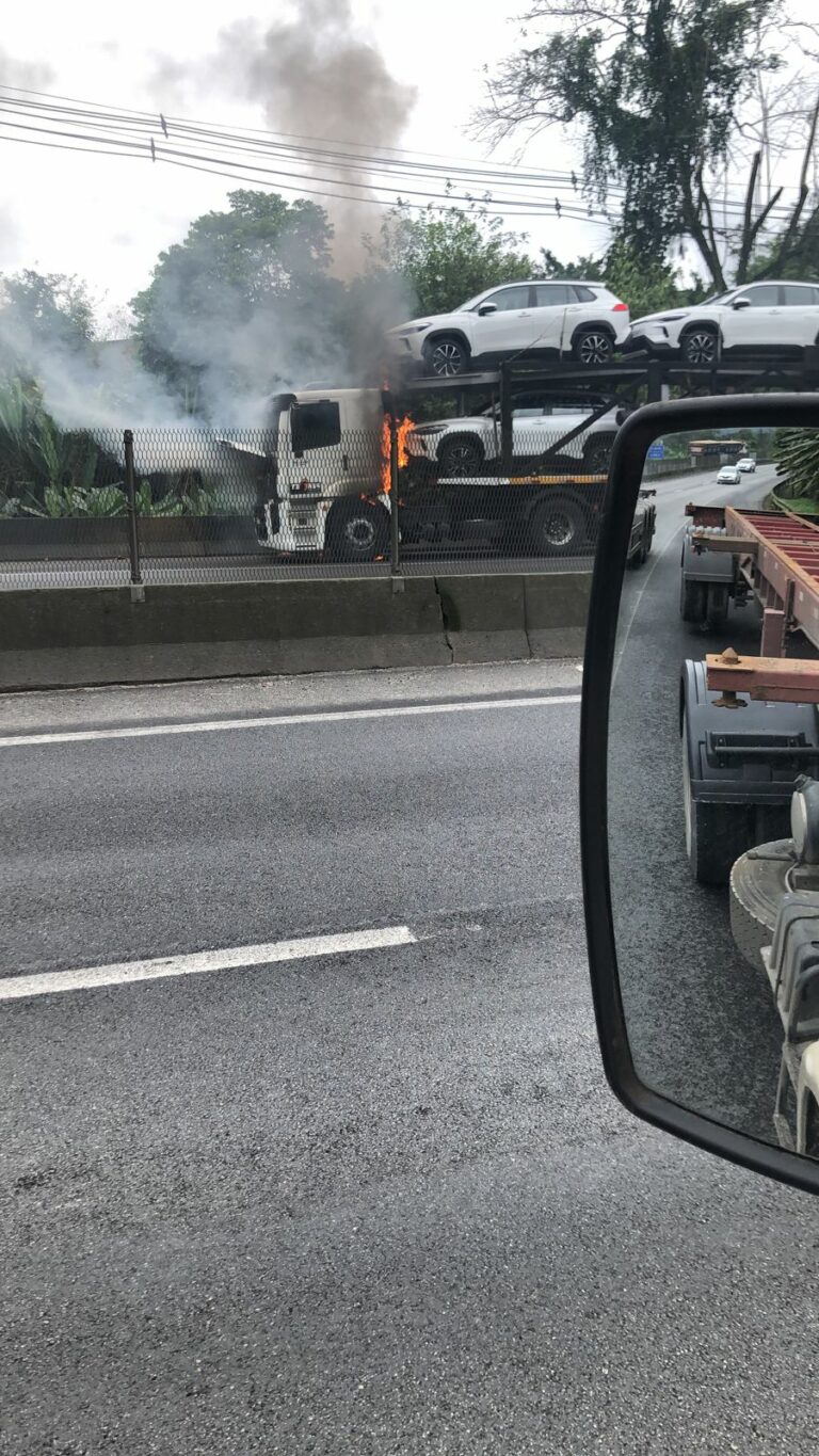 Caminhão ‘cegonha’ pega fogo e deixa veículos destruídos em rodovia do litoral de SP