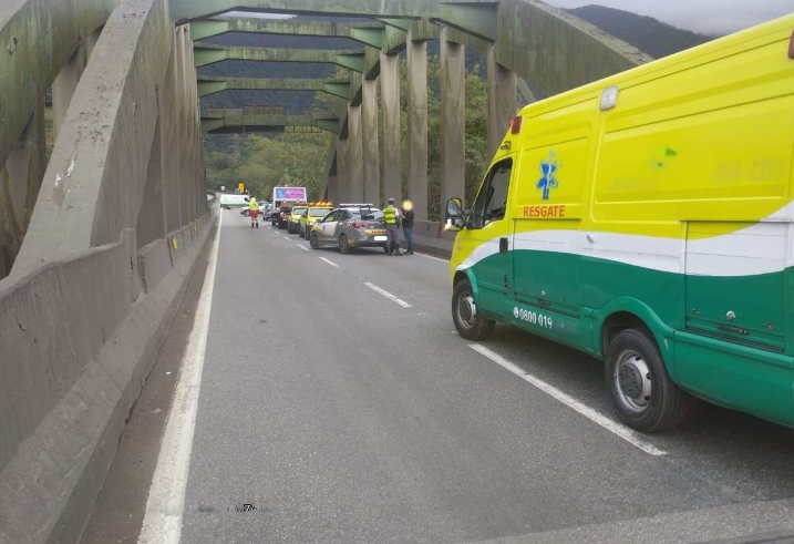 Mulher fica gravemente ferida após moto parar embaixo de carreta em acidente na Anchieta