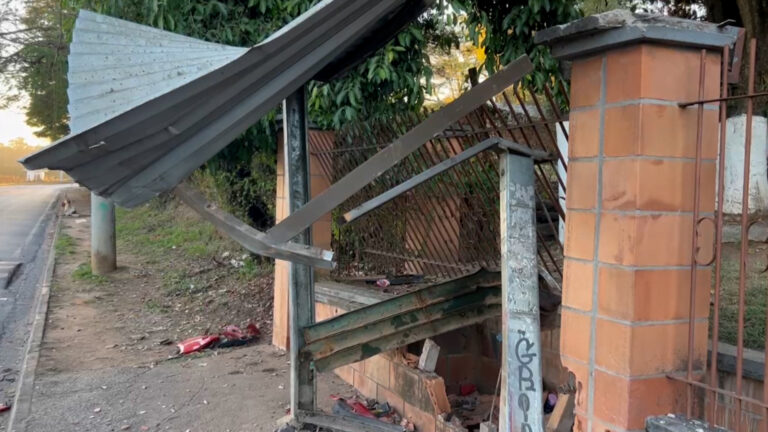 Carro bate em ponto de ônibus e deixa duas pessoas feridas