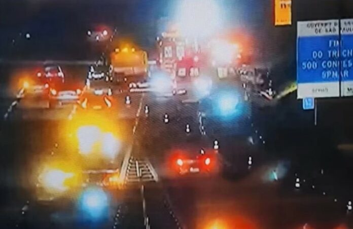 acidente ônibus x carro