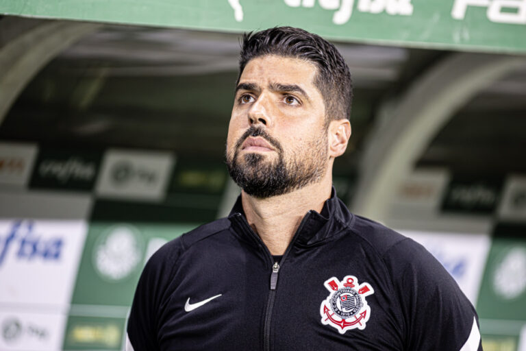 Corinthians anuncia demissão do treinador António Oliveira