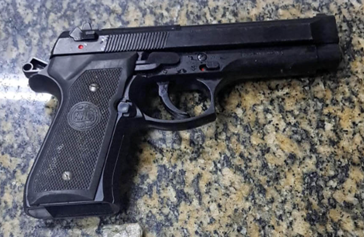 Homem prestes a assaltar uma agência bancária é detido com réplica de arma de fogo em São Vicente