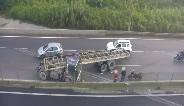 Carreta é fechada por caminhão, colide em mureta e provoca bloqueio em rodovia de Cubatão