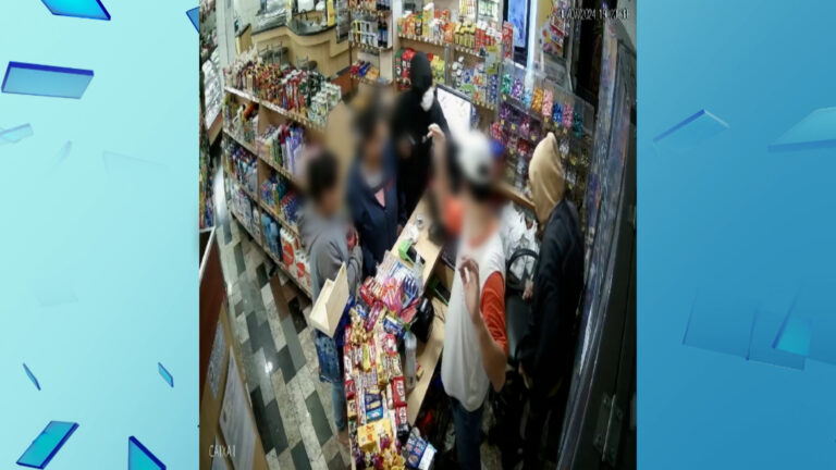 Assaltantes armados invadem padaria e rendem clientes e funcionários