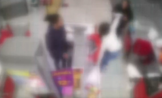 Veja momento em que mulher entra em luta corporal com bandido durante assalto a comércio de São Vicente