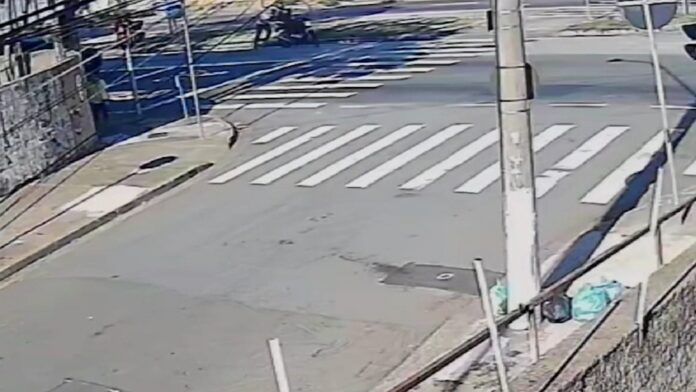 O acidente foi por volta das três e meia da tarde desta terça-feira, 03, na avenida das Amoreiras em Campinas. O acidente foi por volta das três e meia da tarde desta terça-feira, 03, na avenida das Amoreiras em Campinas.