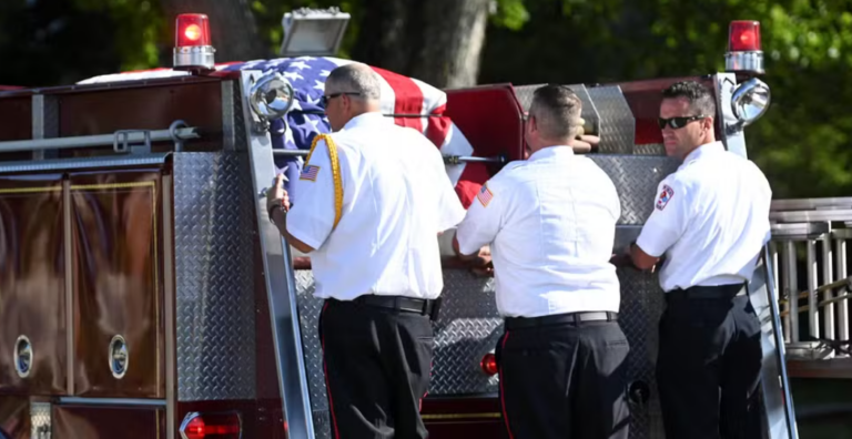 Funeral de bombeiro morto em ataque a Trump é realizado nos EUA