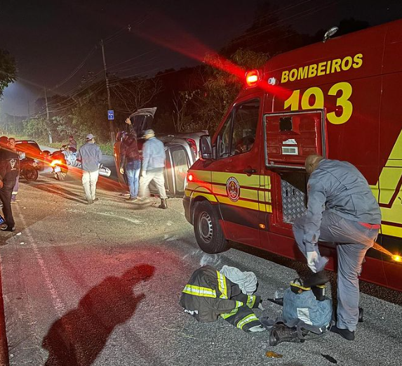 Acidente envolvendo um carro e uma moto deixa vítima com exposição de massa encefálica em São Vicente
