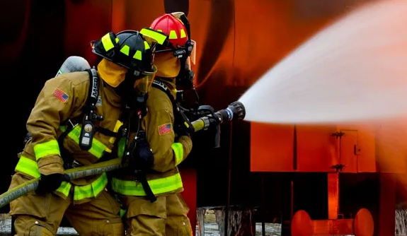 Sobrado de alvenaria pega fogo em Praia Grande e causa de incêndio é desconhecida