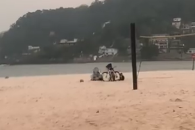 Casal é visto fazendo sexo ao lado de criança em praia do litoral de SP; VÍDEO