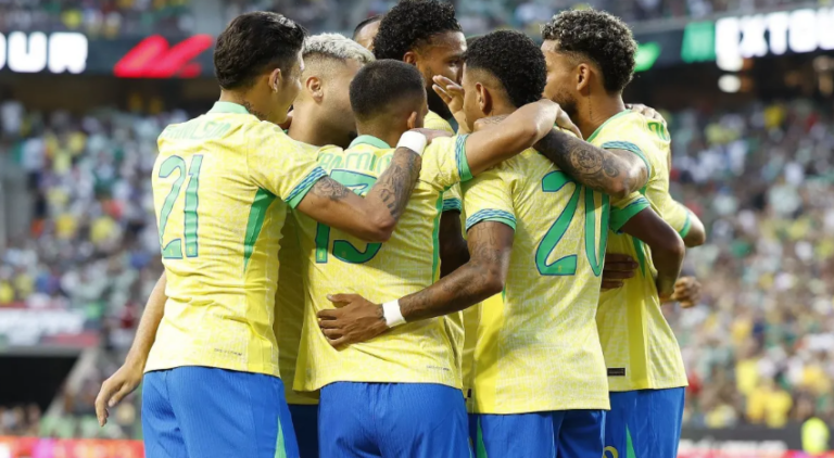 Dorival repete time que venceu Paraguai em último treino da seleção