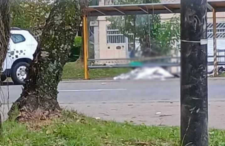 Homem é encontrado morto em praça de São Vicente