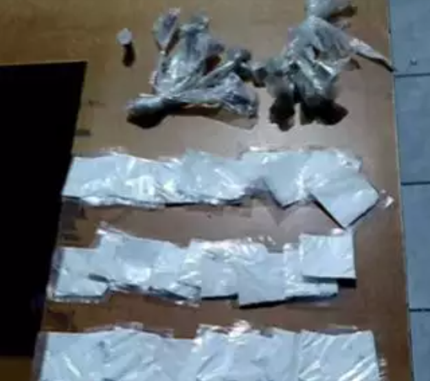 Homem agride policiais durante abordagem e é preso com três tipos de drogas