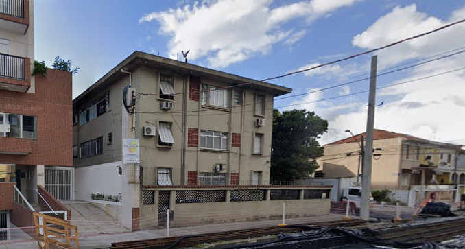 Carro pega fogo e rua de Santos fica interditada