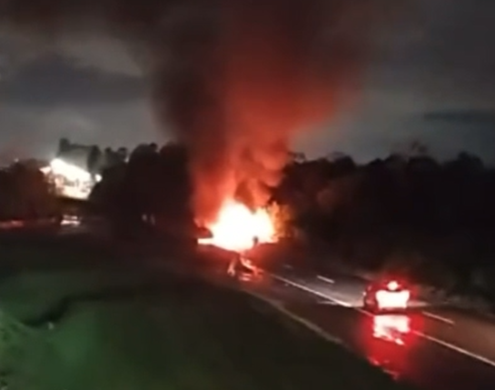 Caminhão pega fogo em rodovia de São Vicente
