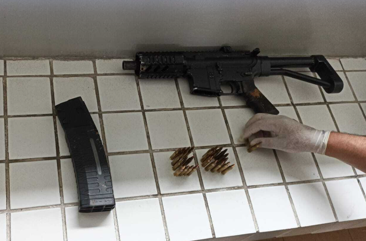 Dupla é presa com fuzil e 61 munições após colisão de carro; Um deles é ex-soldado da PM