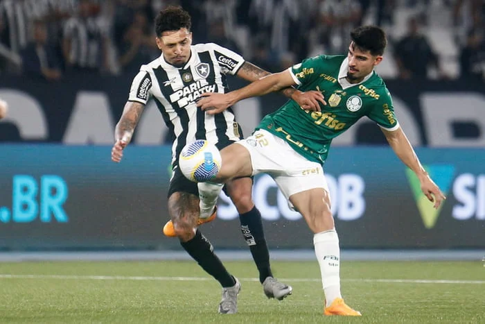 Botafogo vence, frustra estreias no Palmeiras e se isola na liderança