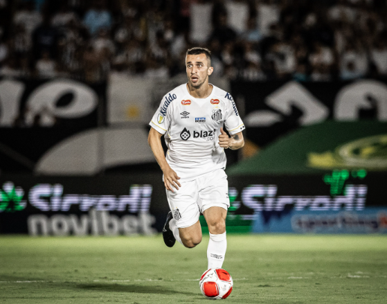 Corinthians procura João Schmidt, mas volante se diz grato e fica no Santos