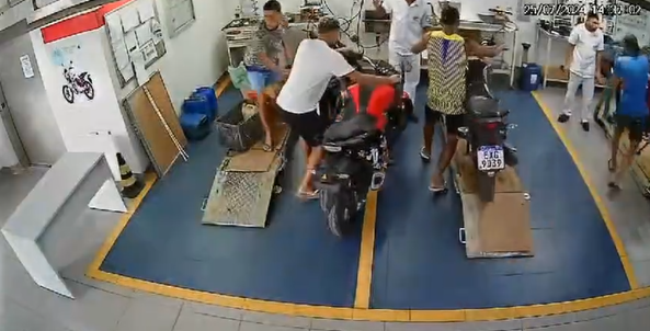 Quadrilha armada invade loja de motos e foge com dois veículos; VÍDEO