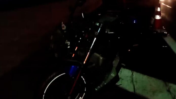 o acidente envolveu um carro, uma moto e uma pessoa que caminhava pela rodovia. o acidente envolveu um carro, uma moto e uma pessoa que caminhava pela rodovia.