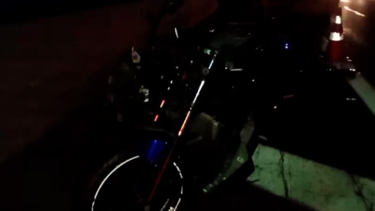 o acidente envolveu um carro, uma moto e uma pessoa que caminhava pela rodovia.