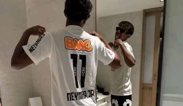 Lamine Yamal curte as férias com camisa de Neymar pelo Santos; veja