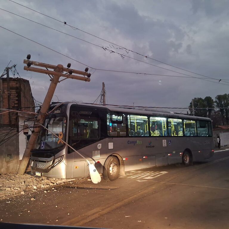 Motorista teve ferimentos leves e socorrido para a UPA Carlos Lourenço