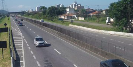 Pedestre tenta atravessar rodovia do litoral de SP, é atropelado e morre no local; Motorista foge sem prestar socorro