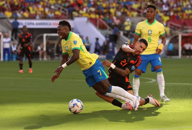 Conmebol admite erro em pênalti não marcado em Vini. Jr: ‘não toca a bola’