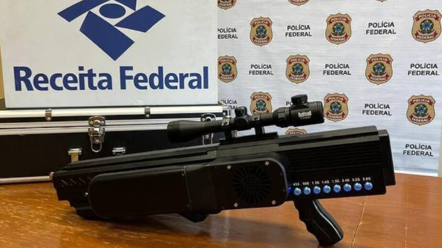 Polícia Federal e Receita prendem homem que tentou retirar fuzil antidrone nos Correios