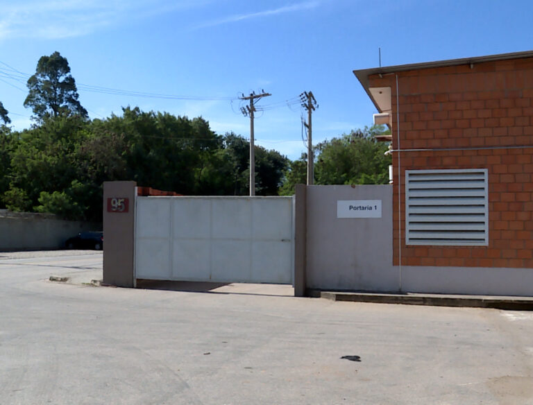 Caminhoneiro resiste a roubo, entra em luta corporal com assaltantes e acaba esfaqueado