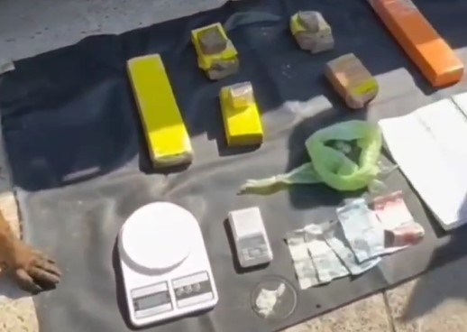 Homem é preso tentando esconder drogas em ração para cavalo