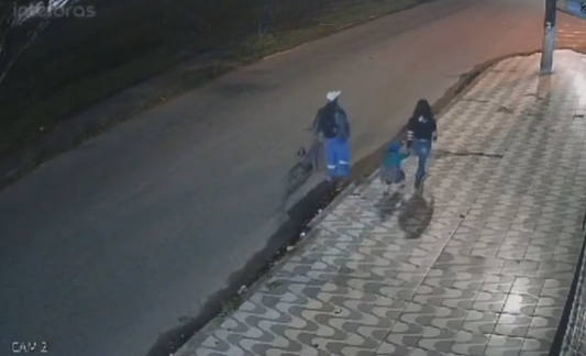 Vídeo mostra homem abordando mulher antes de estupra-la com o filho no colo em Mongaguá