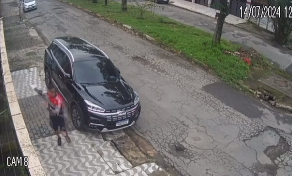 Suspeito que tentou assaltar casa de policial militar de folga em São Vicente é identificado; Veja o vídeo