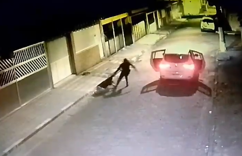 Motorista de aplicativo sofre tentativa de sequestro, consegue fugir e tem carro levado por criminosos em São Vicente; VÍDEO