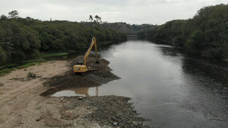 Prefeitura inicia desassoreamento do rio Piracicaba; primeiro ponto é próximo ao ribeirão do Enxofre